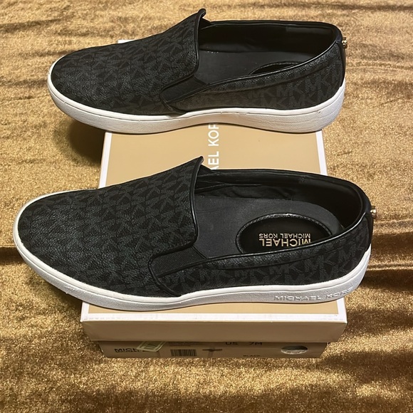 Michael Kors, black leather slip on shoe. Size 7. - Picture 3 of 4